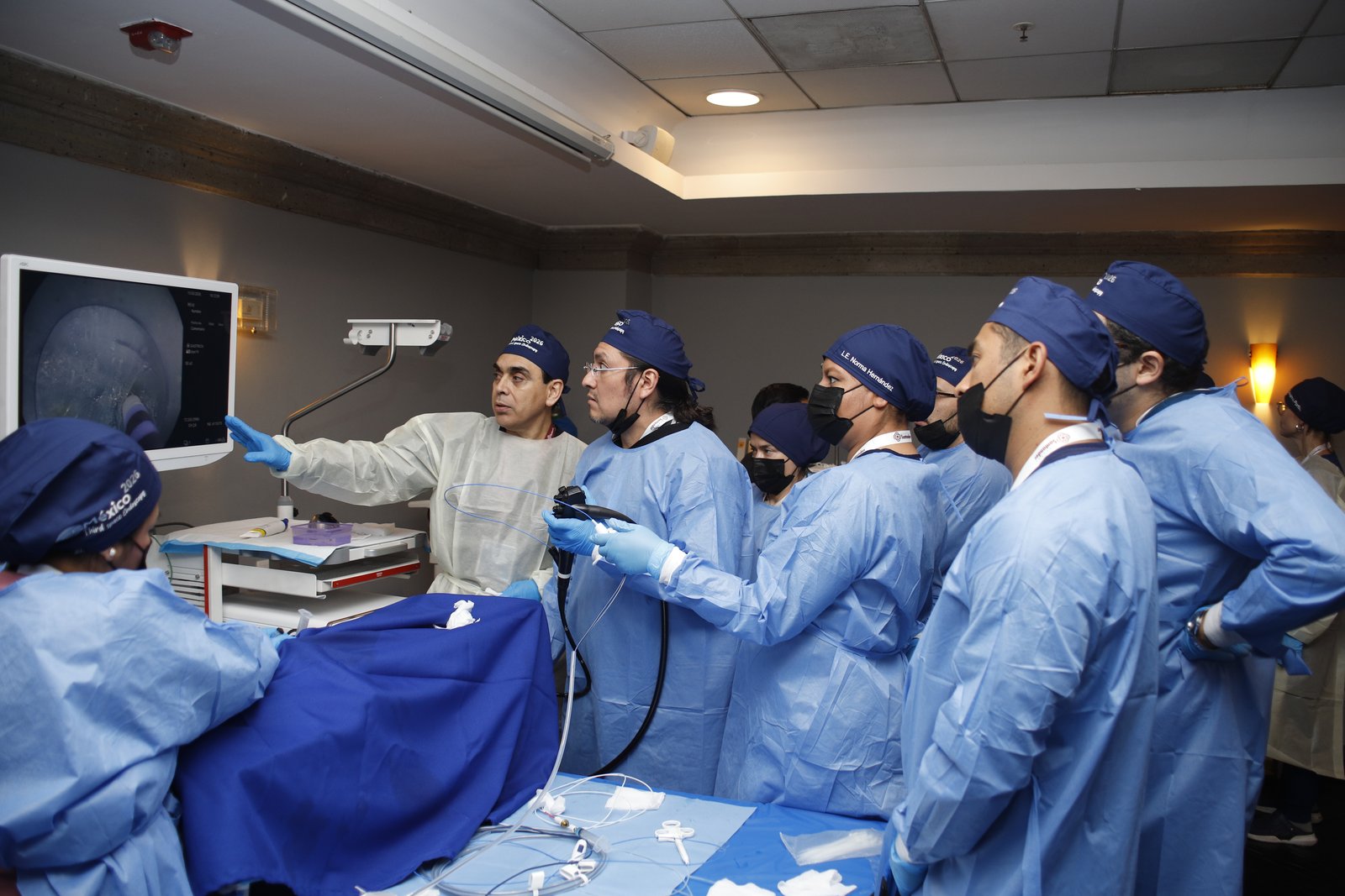 Curso de endoscopía avanzada impartido por el Dr. Caramés a colegas médicos
