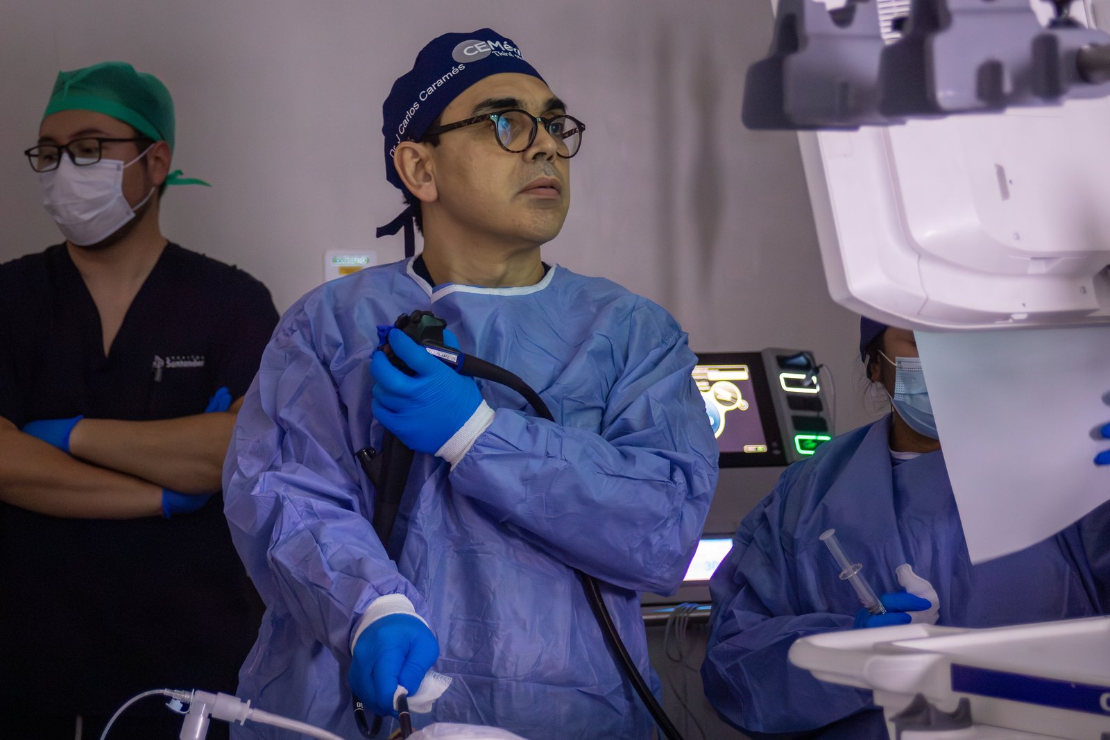 Dr. Juan Carlos Caramés realizando un procedimiento de endoscopía terapéutica avanzada, con la imagen del estudio en el monitor