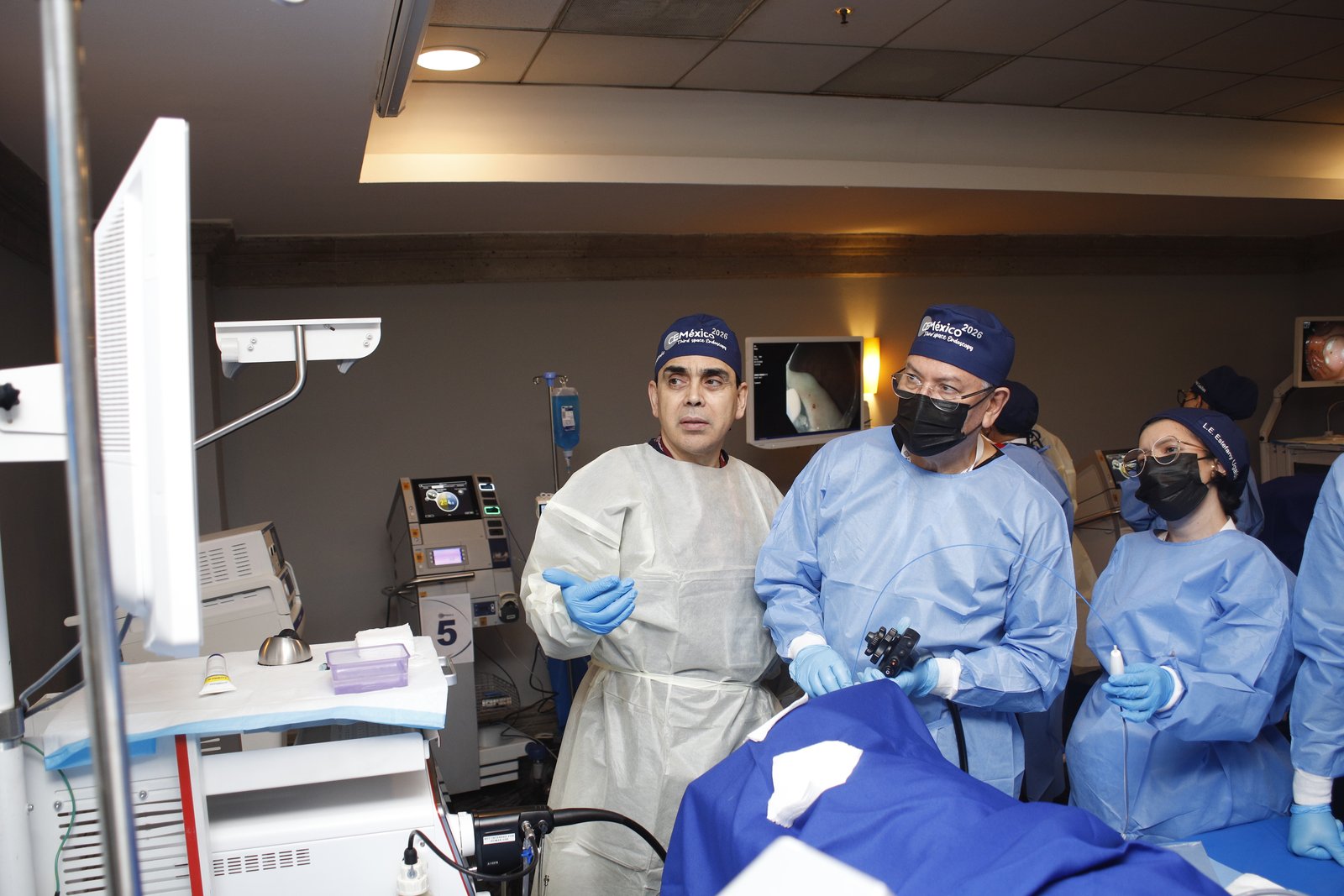 Médicos asistentes a un curso de formación impartido por el Dr. Caramés observando un procedimiento en vivo
