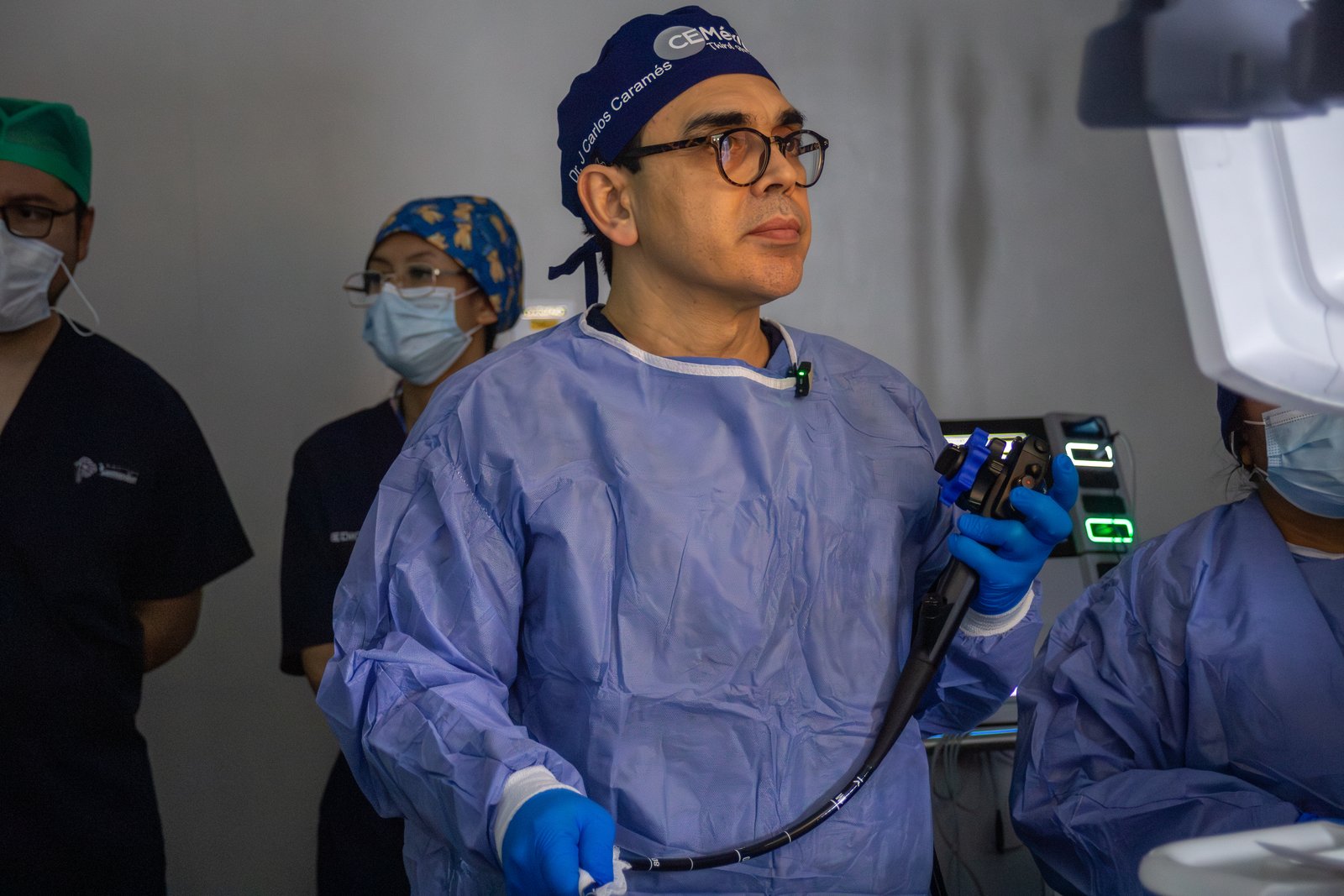 Dr. Caramés concentrado durante un procedimiento endoscópico