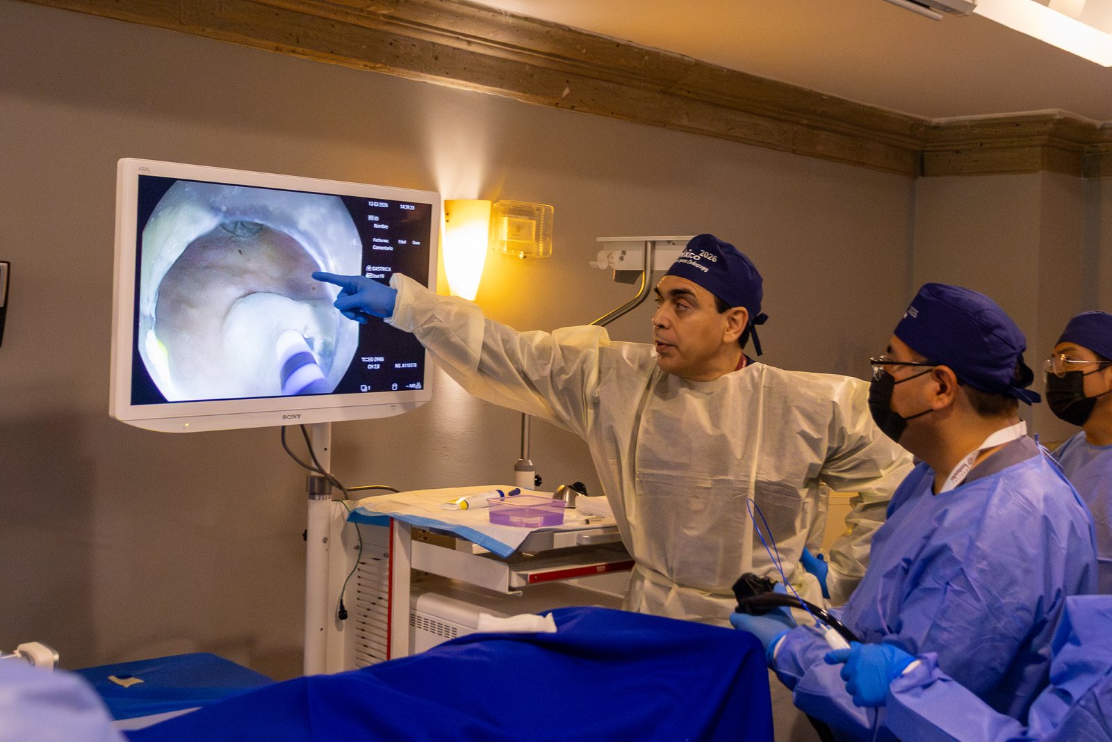 Vista de la sala de procedimientos con el equipo de endoscopía en operación