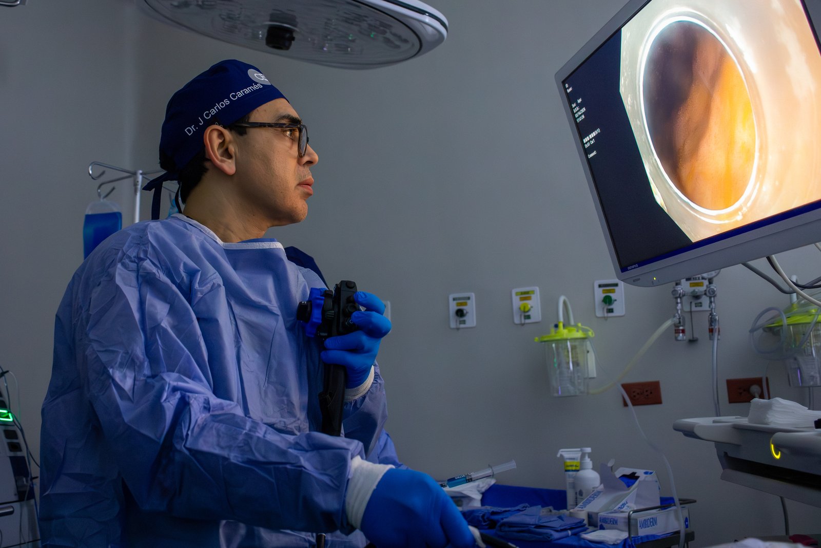 Dr. Caramés trabajando junto a su equipo durante un procedimiento endoscópico